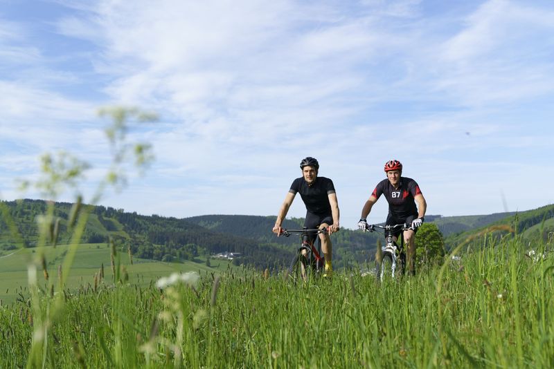 Mountainbiker in der Natur Willingens