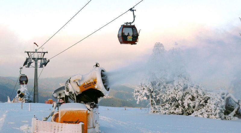 Gondel und Schneekanonen Skigebiet Willingen