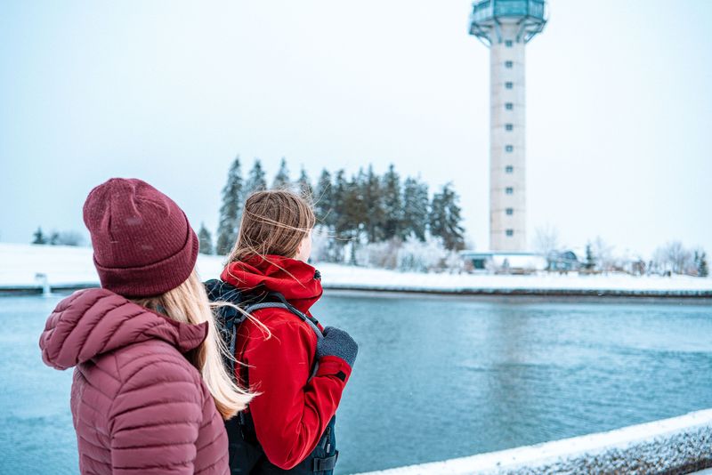 Zwei Wanderer See Hochheideturm © Jonas Duellberg - Tourist-Info Willingen 